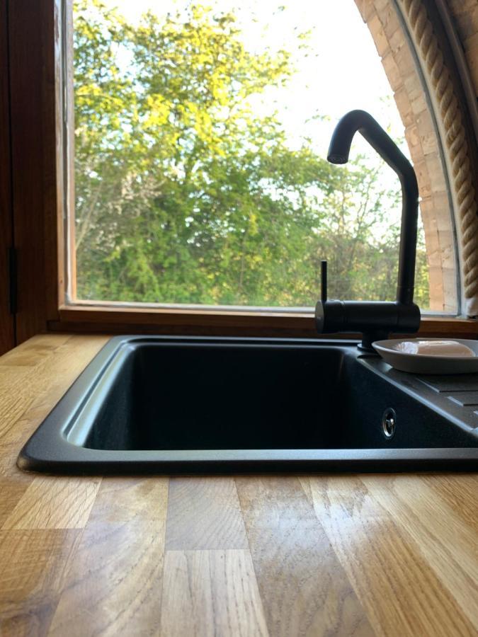 Romantic Escape Luxury Hobbit House With Hot Tub! Sheerness Εξωτερικό φωτογραφία