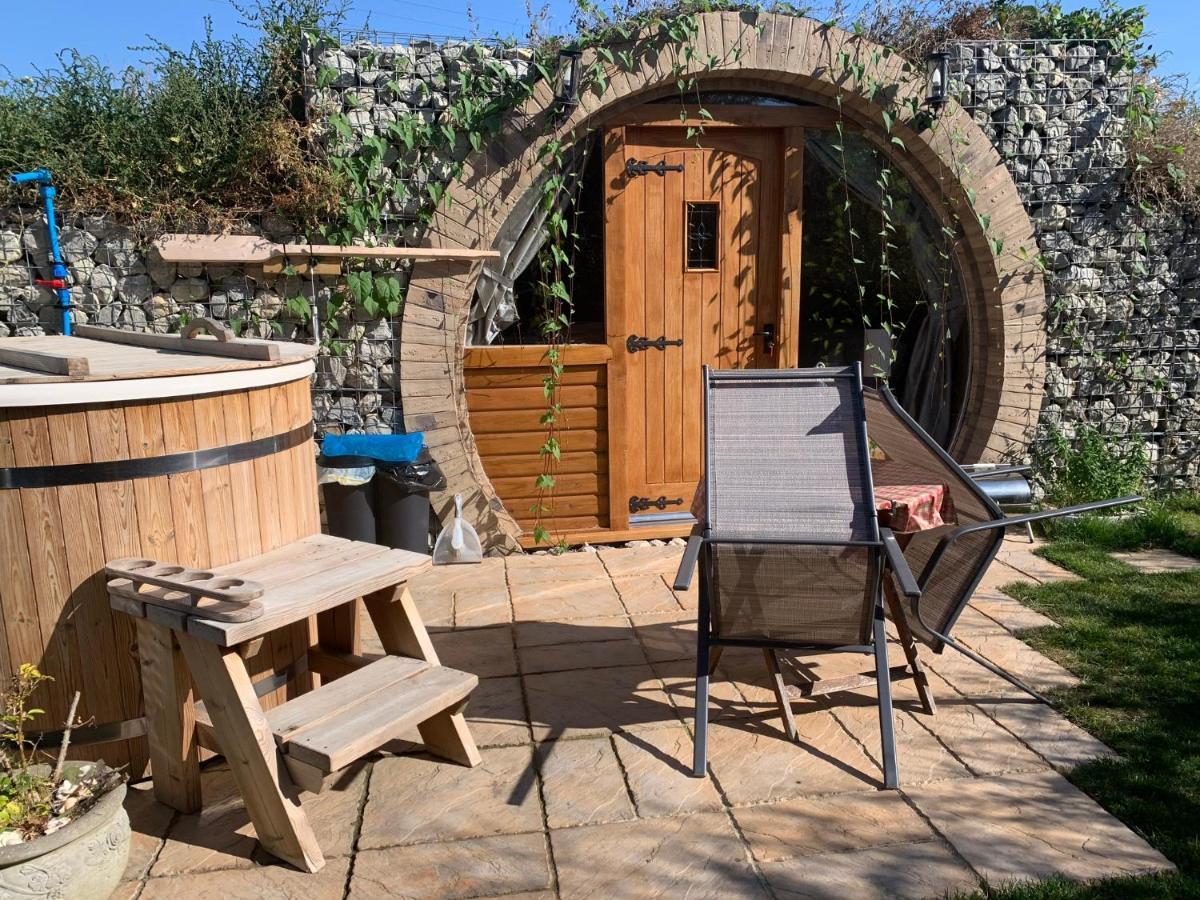 Romantic Escape Luxury Hobbit House With Hot Tub! Sheerness Εξωτερικό φωτογραφία