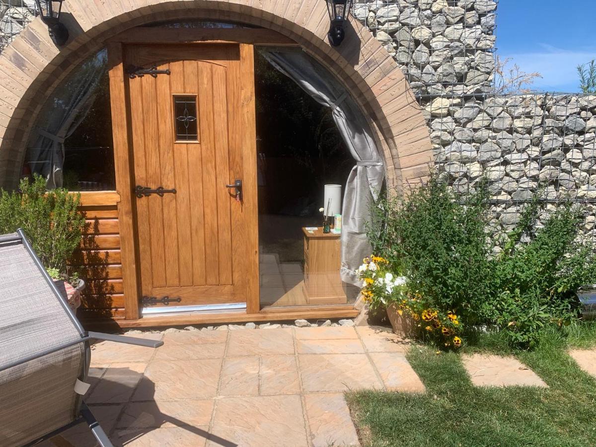 Romantic Escape Luxury Hobbit House With Hot Tub! Sheerness Εξωτερικό φωτογραφία
